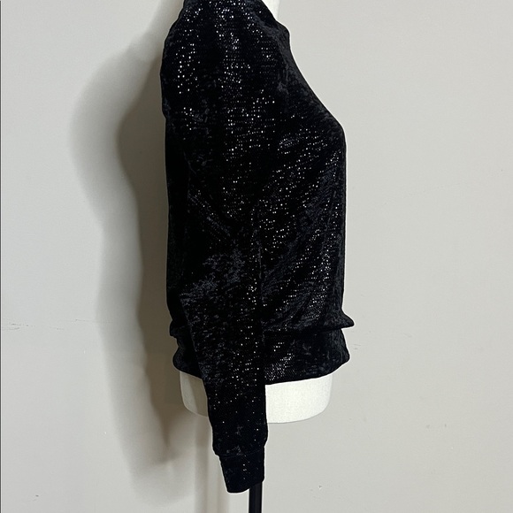 🏴‍☠️Black Velvet Puff-Sleeve Women's Top - Picture 10 of 17